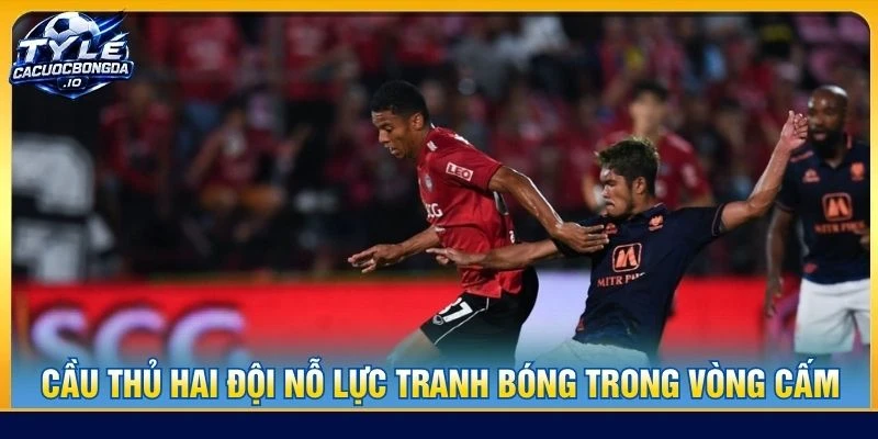 Cầu thủ hai đội nỗ lực tranh bóng trong vòng cấm