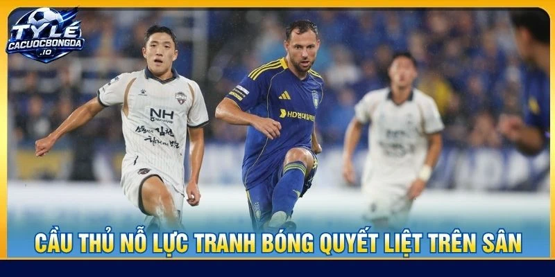 Cầu thủ nỗ lực tranh bóng quyết liệt trên sân