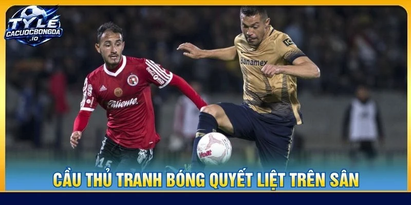 Cầu thủ tranh bóng quyết liệt trên sân