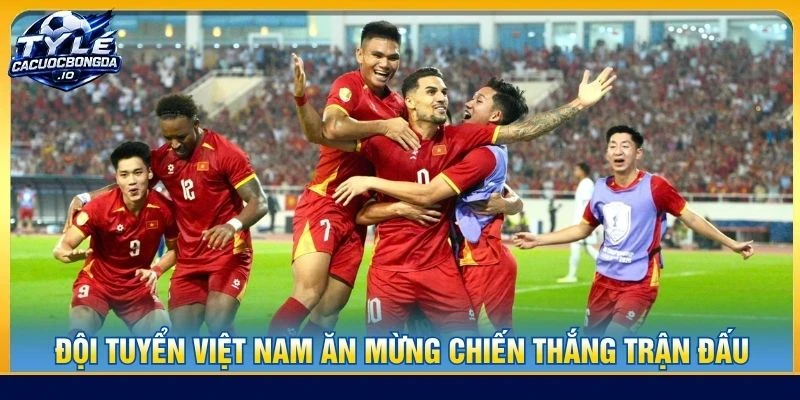 Đội tuyển Việt Nam ăn mừng chiến thắng trận đấu