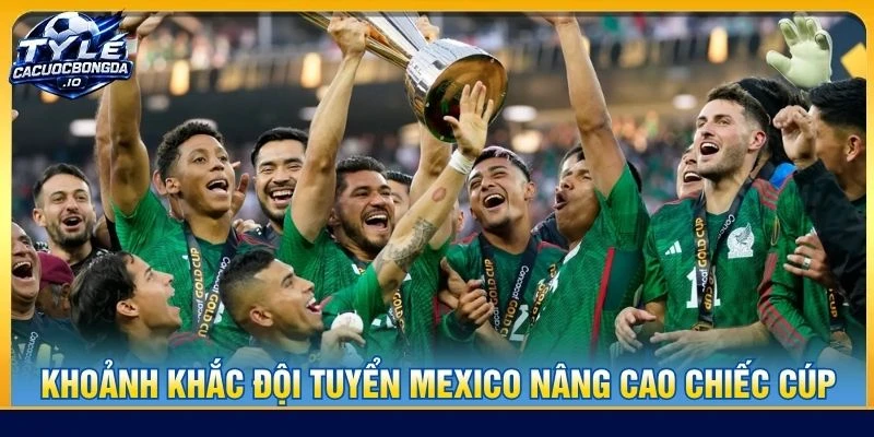 Khoảnh khắc đội tuyển Mexico nâng cao chiếc cúp
